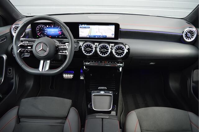 Mercedes-Benz CLA-KLASSE 200 AMG Line | PANO | SFEERVERLICHTING | CAMERA | KEYLESS |