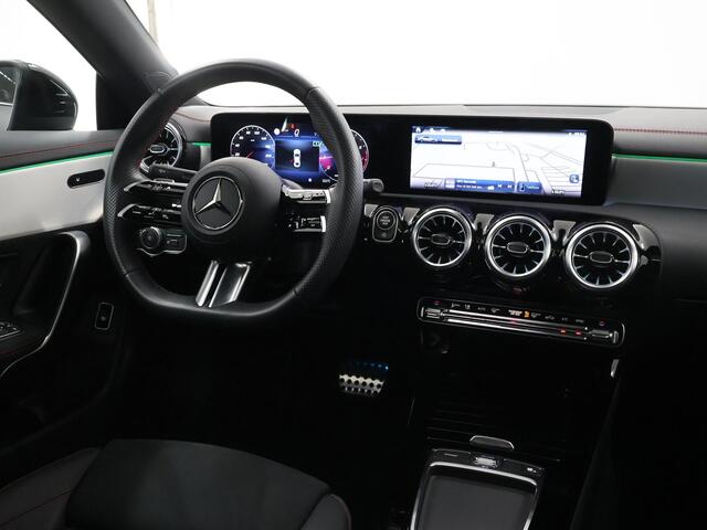 Mercedes-Benz CLA-KLASSE 180 AMG Line | Panorama Schuifdak | Night | Magno matte lak | Dodehoek assistent | Augmented Reality navigatie | Stoelverwarming | Multibeam |