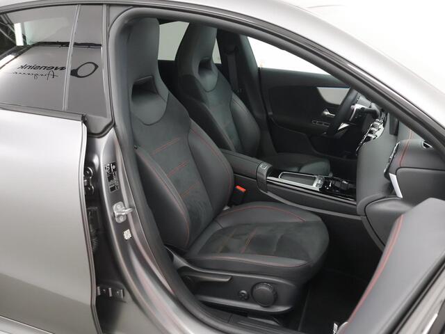 Mercedes-Benz CLA-KLASSE 180 AMG Line | Panorama Schuifdak | Night | Magno matte lak | Dodehoek assistent | Augmented Reality navigatie | Stoelverwarming | Multibeam |