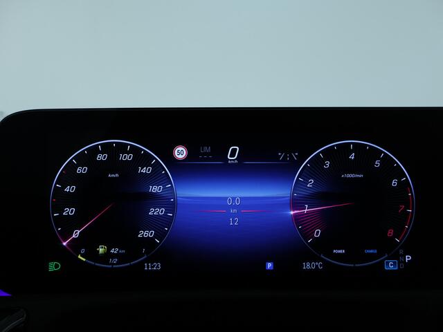 Mercedes-Benz CLA-KLASSE Shooting Brake 180 AMG Line LIMITED | Nightpakket | Parkeerpakket met achteruitrijcamera | KEYLESS GO | Dodehoekassistent | USB pakket plus | EASY PACK achterklep | MULTIBEAM LED | Verwarmde stoelen vooraan |