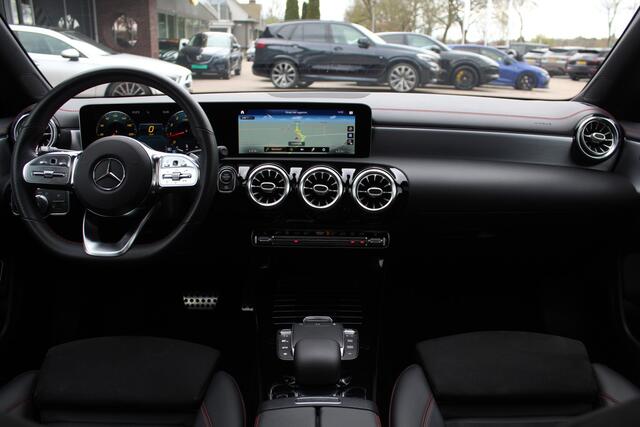 Mercedes-Benz CLA-KLASSE Shooting Brake 200 Business Solution AMG / Panoramadak / Camera / Memory seats / Keyless / 18'' / Matrix LED / Navigatie / Stoelverwarming / Cruise Control