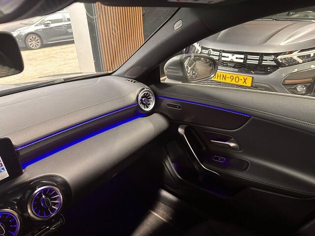 Mercedes-Benz CLA-KLASSE 180 Luxury Line stoelverwarming/Ambilight/Navi/Dealeronderhouden