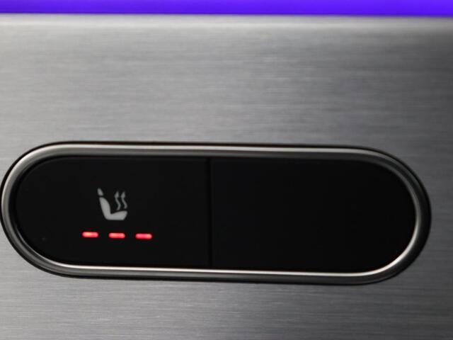 Mercedes-Benz CLA-KLASSE 180 AMG | Carplay | Stoelverwarming | Camera | Navigatie | Leder/Alcantara | Sfeerverlichting | Park Assist | Full LED | Widescreen | Climate control | Sportstoelen | Cruise control