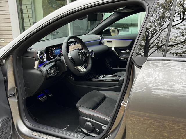 Mercedes-Benz CLA-KLASSE 180 Star Edition AMG | Night Pakket | Panoramadak | DISTRONIC Afstandsassistent | Dodehoekassistent | MULTIBEAM LED Koplampen | Sfeerverlichting | Stoelverwarming | Apple CarPlay | Android Auto | Sierdelen Aluminium | Elektrisch Inklapbare Buitenspiegels