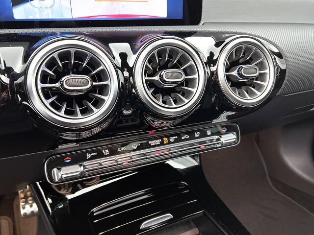 Mercedes-Benz CLA-KLASSE 250 e Business Solution AMG | AMG Line Plus pakket | Trekhaak | Panoramaschuifdak | Memorypakket Voorstoelen | Antidiefstalpakket GUARD 360° Plus | Nightpakket | 360° camera | Head-up display |