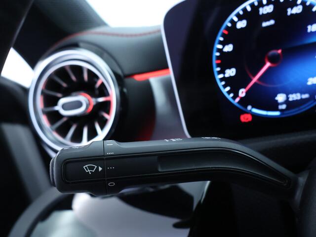 Mercedes-Benz CLA-KLASSE 200 Business Solution AMG | Panoramadak | Trekhaak | AMG-styling | Sfeerverlichting | Inclusief 24 maanden MB Certified garantie voor Europa.