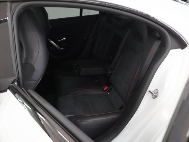 Mercedes-Benz CLA-KLASSE 180 Business Solution AMG | Night | Panoramadak | Multibeam | Stoelverwarming | Sfeerverlichting |