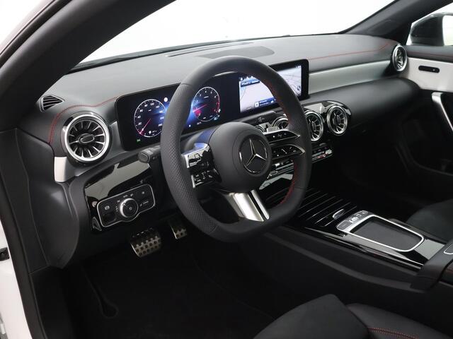 Mercedes-Benz CLA-KLASSE 180 AMG Line | Panoramadak | Sfeerverlichting | Nightpakket | Stoelverwarming | Multimedia Systeem Groot |