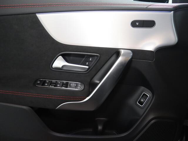 Mercedes-Benz CLA-KLASSE 180 Star Edition AMG Line | Panoramaschuifdak | DISTRONIC | Nightpakket | Achteruitrijcamera |