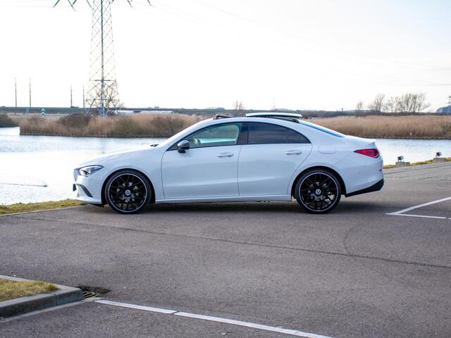 Mercedes-Benz CLA-KLASSE 180 AMG Line | Panorama dak | Adaptieve Cruise Control | Camera | 20"