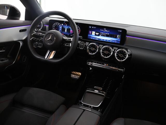 Mercedes-Benz CLA-KLASSE 180 AMG Line | Panoramadak | Sfeerverlichting | Nightpakket | Stoelverwarming | Multimedia Systeem Groot |