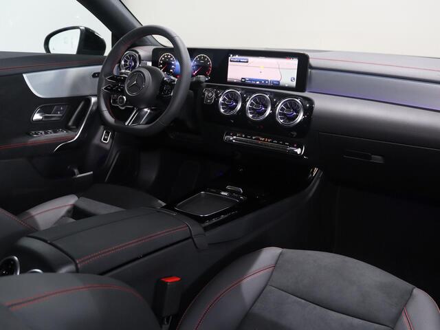 Mercedes-Benz CLA-KLASSE 180 Shooting Brake Business Solution AMG | Panorama-schuifdak | Trekhaak | Dode hoek | 360°-camera| Stoelverwarming