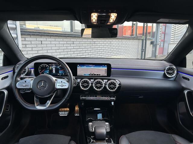 Mercedes-Benz CLA-KLASSE 180 Business Solution AMG | Panoramadak | Stoelverwarming | Sfeerverlichting