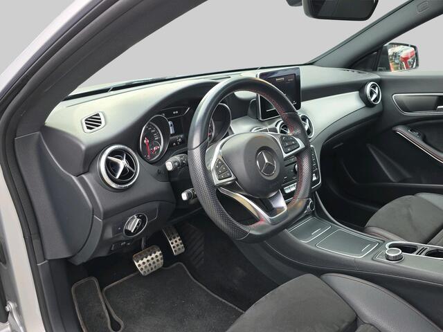 Mercedes-Benz CLA-KLASSE Shooting Brake 180 Business Solution AMG | Automaat | Panoramadak | Navigatie | Stoelverwarming | Elektrische voorstoel |