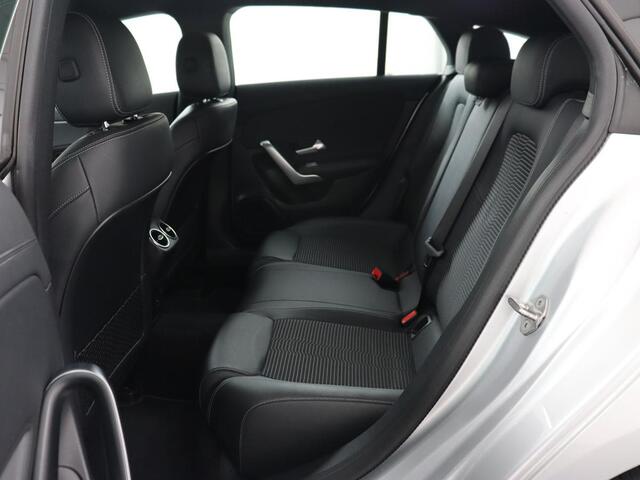 Mercedes-Benz CLA-KLASSE Shooting Brake 180 Business Solution | Stoelverwarming | Carplay | Camera | Half leder | Widescreen | Dodehoek detectie | Navigatie | Park Assist
