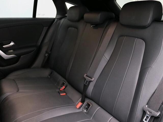 Mercedes-Benz CLA-KLASSE Shooting Brake 180 Business Solution Luxury | Dode Hoek Ass | Augmented reality | Sfeerverlichting | LED | Stoelverwarming | Inclusief 24 maanden Mercedes-Benz Certified garantie voor Europa.