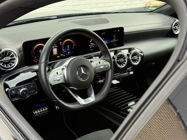 Mercedes-Benz CLA-KLASSE Shooting Brake 250 e AMG Line | Pano | Trekhaak | Ambient Light | Camera | LED | 19 inch