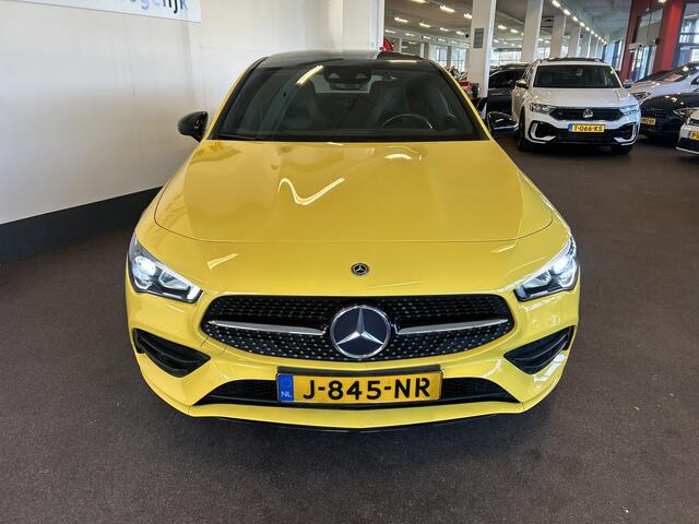 Mercedes-Benz CLA-KLASSE 220 Premium Plus AMG | Panoramadak | Sfeerverlichting | Cruise control | Climate control | Achteruitrijcamera | Stoelverwarming | Lane assist | Elek. inklapbare spiegels | Adaptief onderstel | Navigatie | Lederen/Alcantara bekleding