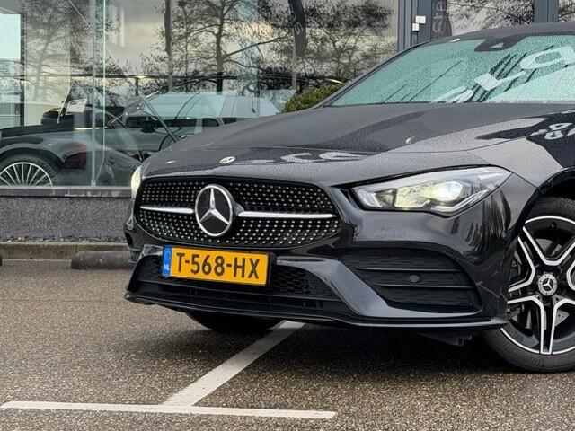 Mercedes-Benz CLA-KLASSE Shooting Brake 250 e AMG Line l MBUX l Camera l Tempomaat l Sfeerverlichting l LED l Keyless Go l Night pakket l Dodehoek assistent l Elekt. bed. Achterklep l Spiegel pakket l Afneembare trekhaak l Diefstel inbraak alarm l 581 Automatische Airco l Comfort