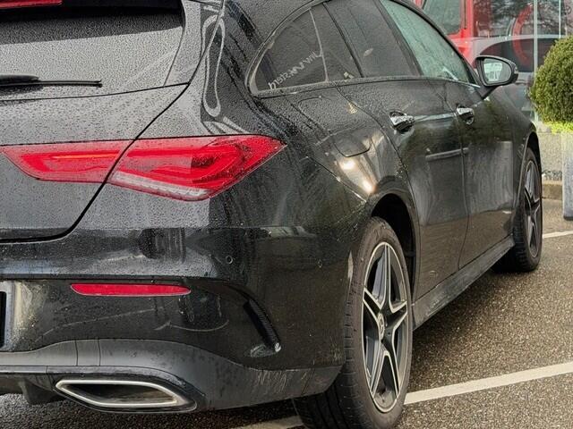 Mercedes-Benz CLA-KLASSE Shooting Brake 250 e AMG Line l MBUX l Camera l Tempomaat l Sfeerverlichting l LED l Keyless Go l Night pakket l Dodehoek assistent l Elekt. bed. Achterklep l Spiegel pakket l Afneembare trekhaak l Diefstel inbraak alarm l 581 Automatische Airco l Comfort