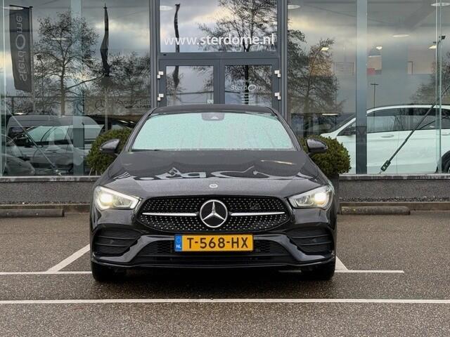Mercedes-Benz CLA-KLASSE Shooting Brake 250 e AMG Line l MBUX l Camera l Tempomaat l Sfeerverlichting l LED l Keyless Go l Night pakket l Dodehoek assistent l Elekt. bed. Achterklep l Spiegel pakket l Afneembare trekhaak l Diefstel inbraak alarm l 581 Automatische Airco l Comfort