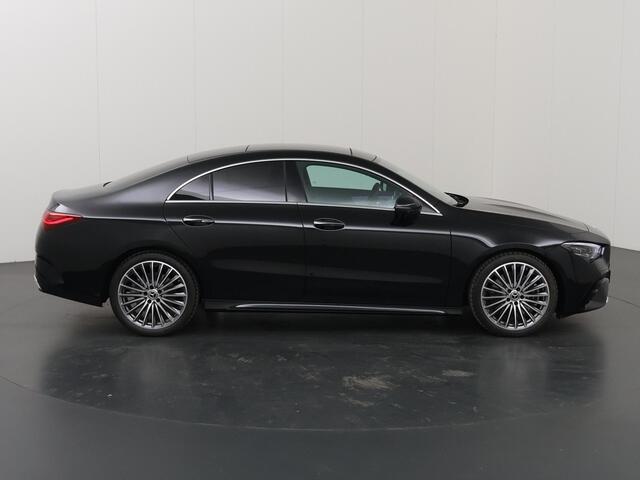 Mercedes-Benz CLA-KLASSE 180 Business Solution AMG | Panoramadak | Burmester | Rijassistentiepakket | Trekhaak | 360 camera | Sfeerverlichting | Stoel/stuurverwarming |
