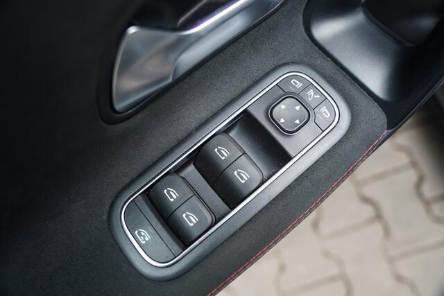 Mercedes-Benz CLA-KLASSE 200 Business Solution AMG | Panoramadak | Stoelverwarming | Keyless | Cruise Control | Ambiance verlichting | Camera | Parkeersensoren |