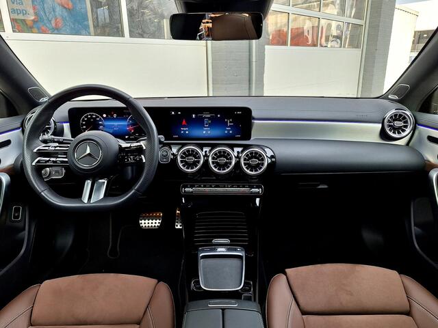 Mercedes-Benz CLA-KLASSE Shooting Brake 180 AMG Line | Panoramadak | Bruin interieur | Burmester | 360° Camera | Head-up Display | Memory pakket | Sfeerverlichting | Dodehoekassistent | Multibeam LED | Keyless-GO | Elektrische achterklep