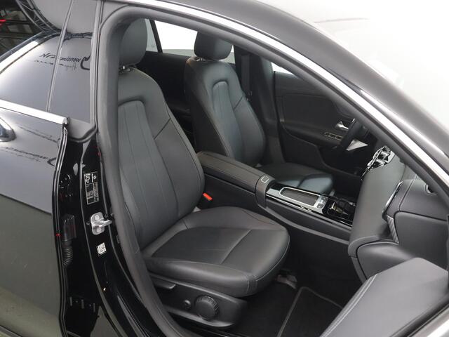 Mercedes-Benz CLA-KLASSE Shooting Brake 180 Star Edition Luxury Line | Panoramadak | Getint glas | Sfeerverlichting | Widescreen | Stoelverwarming |