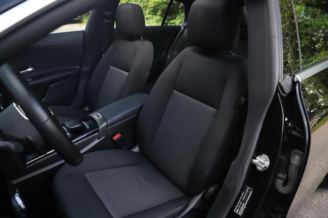 Mercedes-Benz CLA-KLASSE Shooting Brake 180 Business Solution Automaat Panoramadak Widescreen Full LED Stoelverwarming Navigatie Achteruitrijcamera Clima Cruise Control