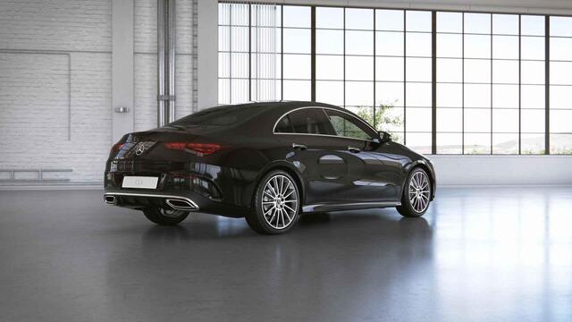 Mercedes-Benz CLA-KLASSE 180 AMG Line | Multispaaks velgen | Panoramadak | Widescreen | Stoelverwarming | Sfeerverlichting |