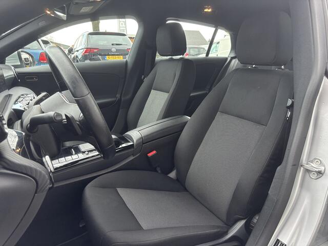 Mercedes-Benz CLA-KLASSE Shooting Brake 180 Business Solution | Mbux | Stoelverwarming | Parkeer Camera | Elektrische Achterklep