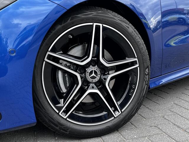 Mercedes-Benz CLA-KLASSE 180 Business Solution AMG | Panoramadak | Bruin Interieur | Night Pakket | MULTIBEAM LED Koplampen | Apple CarPlay | Android Auto | Sierdelen Walnotenhout Zwart | Sfeerverlichting | Stoelverwarming | Achteruitrijcamera