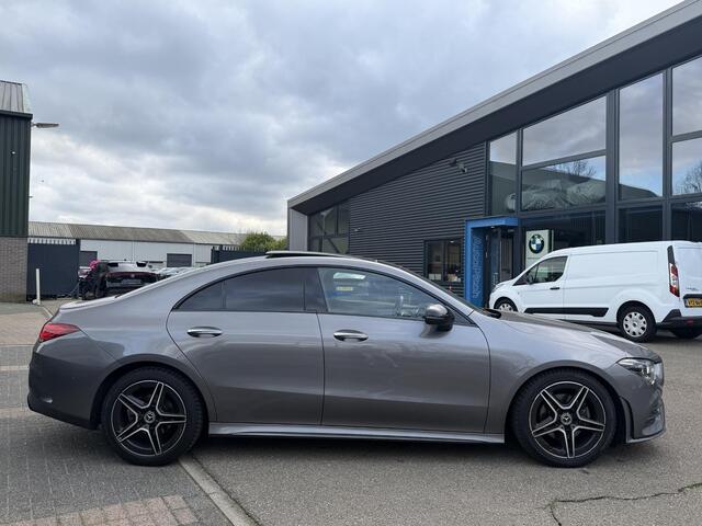 Mercedes-Benz CLA-KLASSE 180 Business Solution AMG VAN ¤ 30.900,- VOOR ¤ 28.440,- UW LENTEVOORDEEL ¤ 2.460,-! | PANO | AMG-LINE | STOELVERWARMING | SFEERVERLICHTING| CAMERA| KEYLESS|