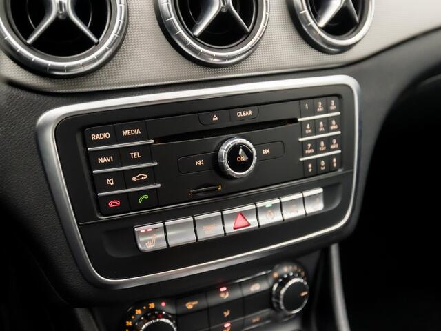 Mercedes-Benz CLA-KLASSE 180 Solution Sport Automaat (GROOT NAVI, CAMERA, LEDER, STOELVERWARMING, ZWART HEMEL, SPORTSTOELEN, PARKEERSENSOREN, LED KOPLAMPEN, NIEUWE APK, NIEUWSTAAT)