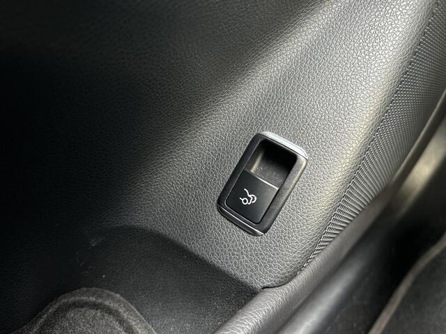 Mercedes-Benz CLA-KLASSE 180 Business Solution AMG Upgrade Edition | AMG | Automaat | Stoelverwarming | Navigatie | LED |