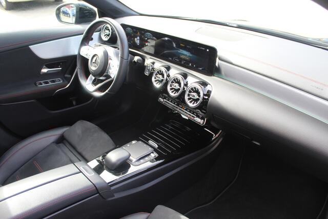 Mercedes-Benz CLA-KLASSE 200 Business Solution AMG Panoramadak/sfeerverlichting/Achteruitrij camera/Apple carplay/DAB/Lederen-Alcantara bekleding/Cruise control/Climate control/ 19'' lichtmetalen velgen/Navigatie