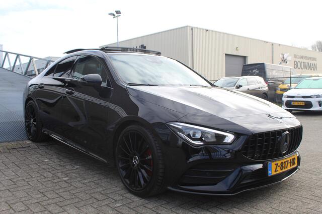 Mercedes-Benz CLA-KLASSE 200 Business Solution AMG Panoramadak/sfeerverlichting/Achteruitrij camera/Apple carplay/DAB/Lederen-Alcantara bekleding/Cruise control/Climate control/ 19'' lichtmetalen velgen/Navigatie