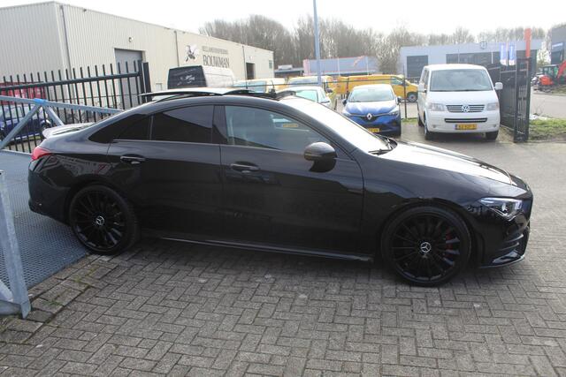 Mercedes-Benz CLA-KLASSE 200 Business Solution AMG Panoramadak/sfeerverlichting/Achteruitrij camera/Apple carplay/DAB/Lederen-Alcantara bekleding/Cruise control/Climate control/ 19'' lichtmetalen velgen/Navigatie