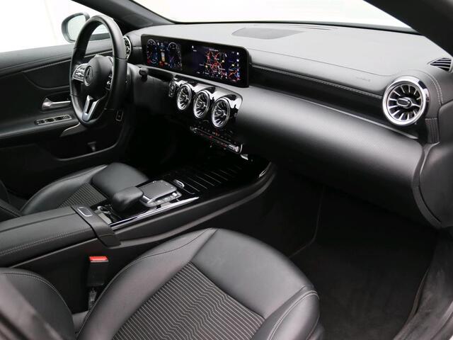 Mercedes-Benz CLA-KLASSE 180 Luxury Line | Keyless Go | Sfeerverlichting | Car Play | Stoelverwarming | Parkeerpakket met Camera | Inclusief 24 maanden Mercedes-Benz Certified garantie voor Europa.
