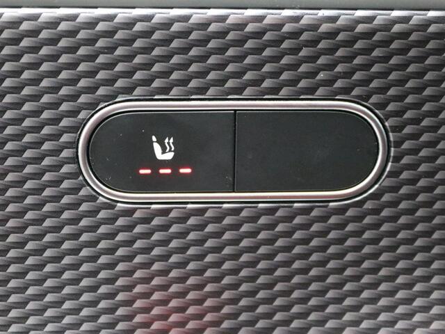 Mercedes-Benz CLA-KLASSE 180 Luxury Line | Keyless Go | Sfeerverlichting | Car Play | Stoelverwarming | Parkeerpakket met Camera | Inclusief 24 maanden Mercedes-Benz Certified garantie voor Europa.