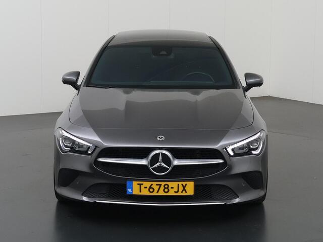Mercedes-Benz CLA-KLASSE 180 Luxury Line | Panoramadak | Trekhaak | Digitaal display | Stoelverwarming |