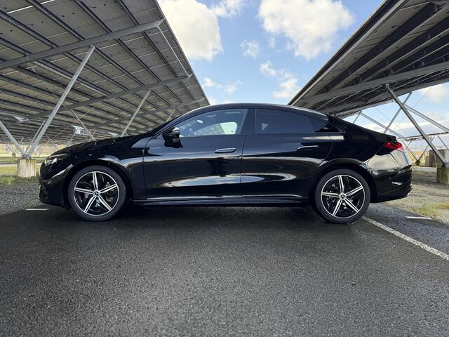 Mercedes-Benz CLA-KLASSE 200 Business Solution AMG 58 kWh | Night | Panoramadak | Premium Plus | Superscreen | Trekhaak | Head-Up | Burmester | 19" LM velgen |