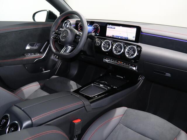 Mercedes-Benz CLA-KLASSE 180 AMG Line | Panoramaschuifdak | Night | Achteruitrijcamera | MBUX