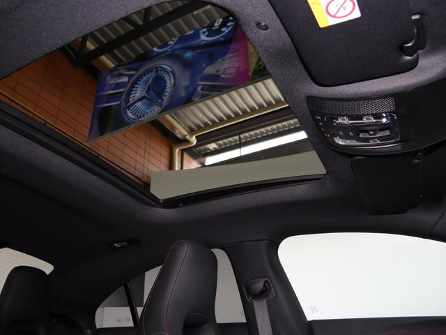 Mercedes-Benz CLA-KLASSE 180 AMG Line | Panoramaschuifdak | Night | Achteruitrijcamera | MBUX