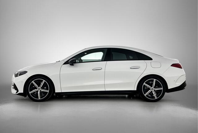 Mercedes-Benz CLA-KLASSE 180 Business Solution AMG | Premium pakket | Nightpakket | Trekhaak | Smartphone integratie | PARKTRONIC | URBAN GUARD | Sfeerverlichting | Stoelverwarming | Sportstoelen | Vast panoramadak |