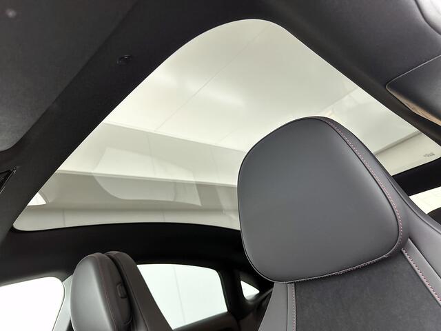 Mercedes-Benz CLA-KLASSE 180 Business Solution AMG | Premium pakket | Nightpakket | Trekhaak | Smartphone integratie | PARKTRONIC | URBAN GUARD | Sfeerverlichting | Stoelverwarming | Sportstoelen | Vast panoramadak |