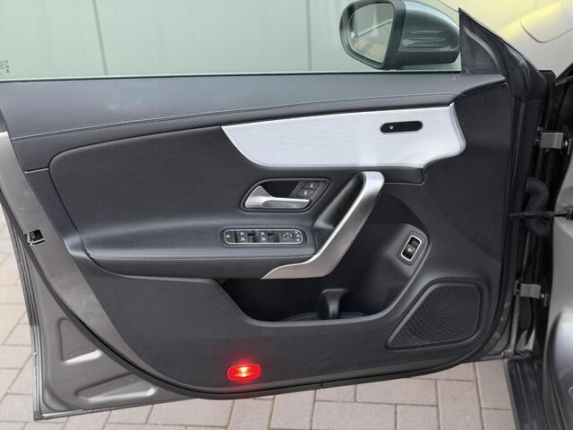 Mercedes-Benz CLA-KLASSE 180 Business Solution | Sportstoelen | 18" | NL Auto NAP