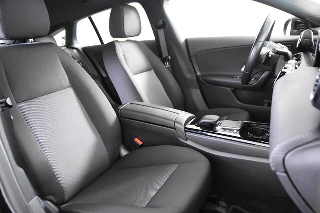 Mercedes-Benz CLA-KLASSE 200 d Business Line *1ste Eigenaar*Navigatie*Trekhaak*Stoelverwarming*