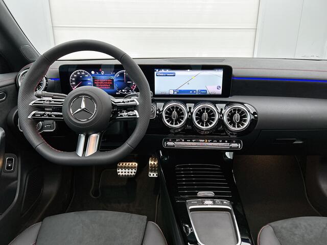 Mercedes-Benz CLA-KLASSE 250 e Business Solution AMG | Smartphone integratie | Panoramaschuifdak | Stoelverwarming voor | Multibeam LED |